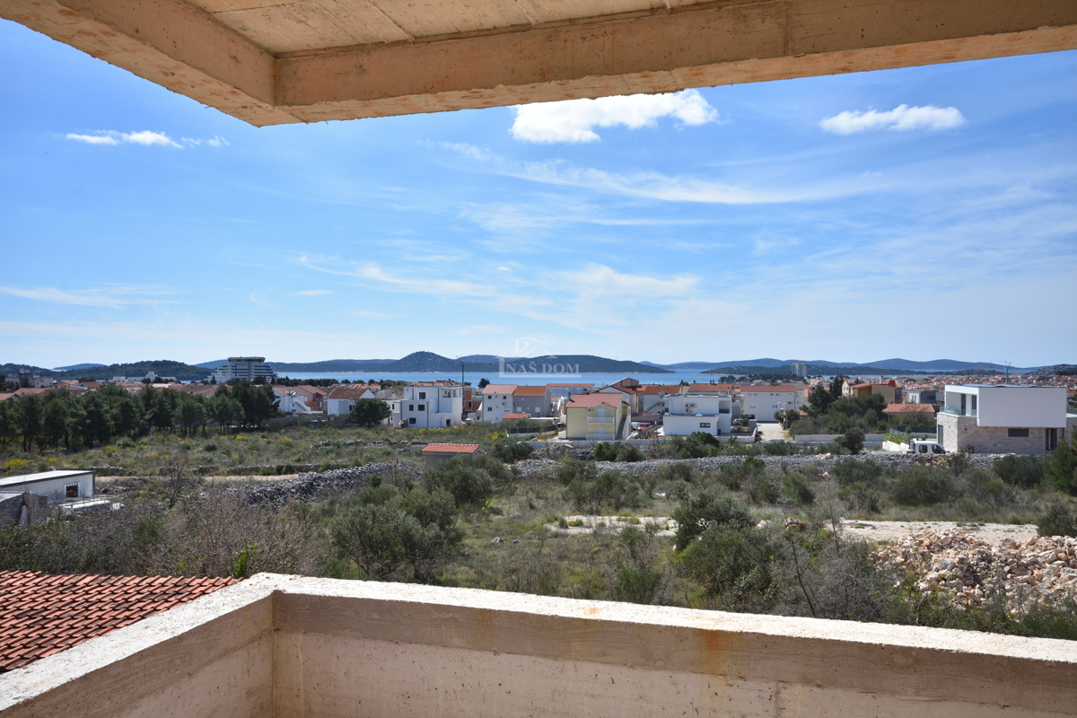 Vodice - Appartamento di lusso su due piani S2 con piscina e giardino, vista mare
