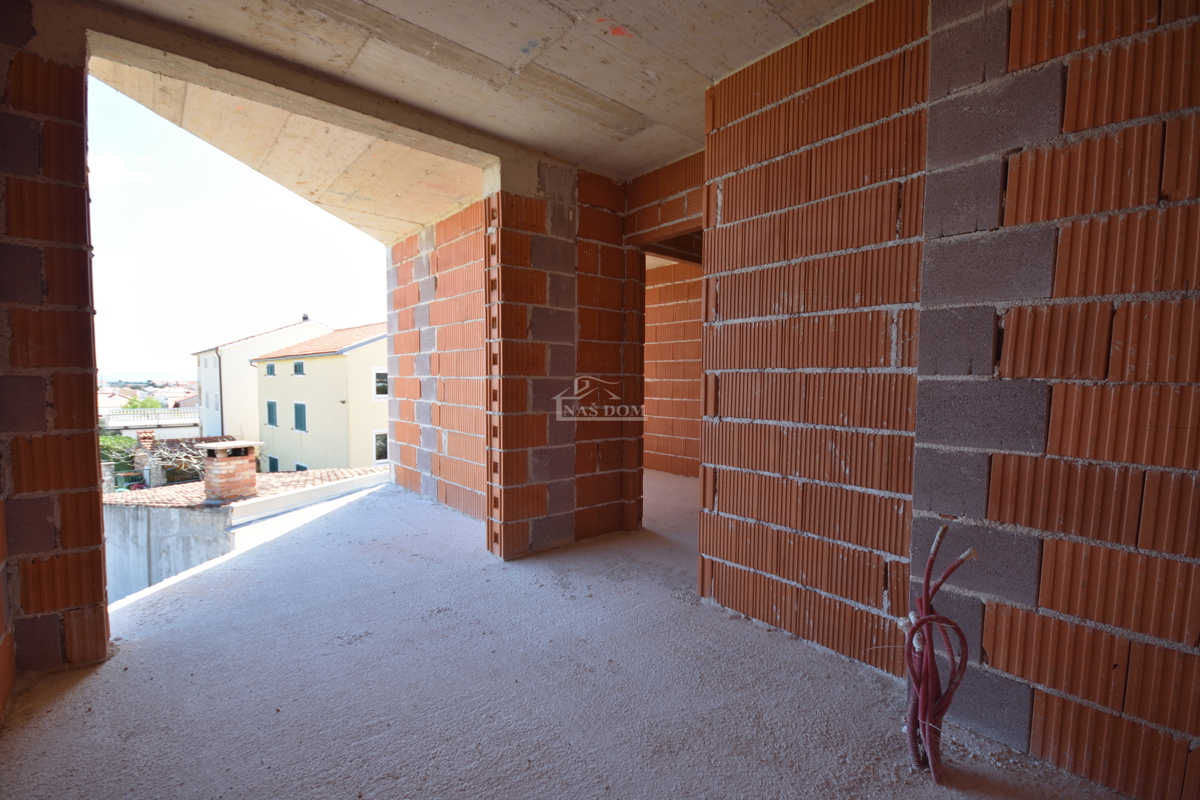 Vodice - Appartamento di lusso su due piani S2 con piscina e giardino, vista mare