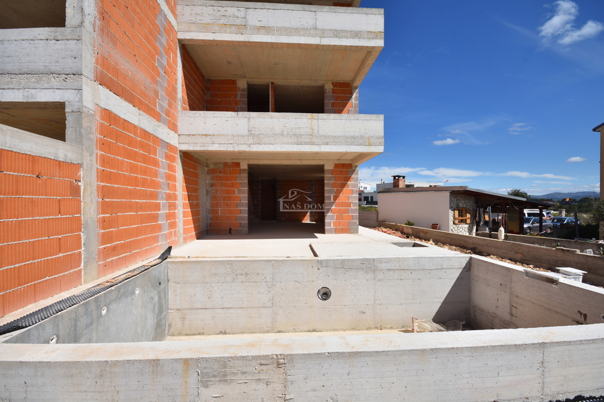 Vodice - Appartamento di lusso su due piani S2 con piscina e giardino, vista mare