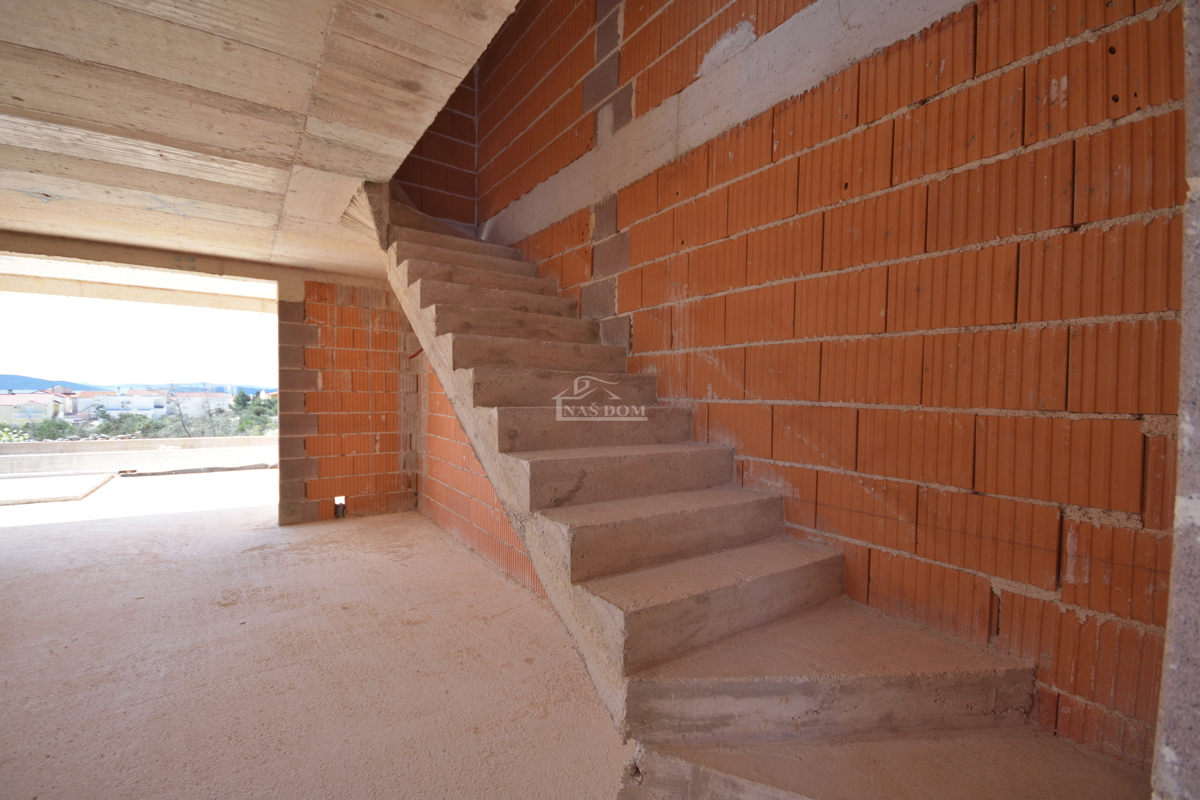 Vodice - Appartamento di lusso su due piani S2 con piscina e giardino, vista mare