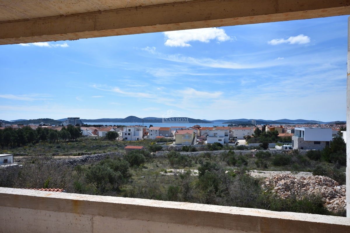 Vodice - Appartamento di lusso su due piani S2 con piscina e giardino, vista mare