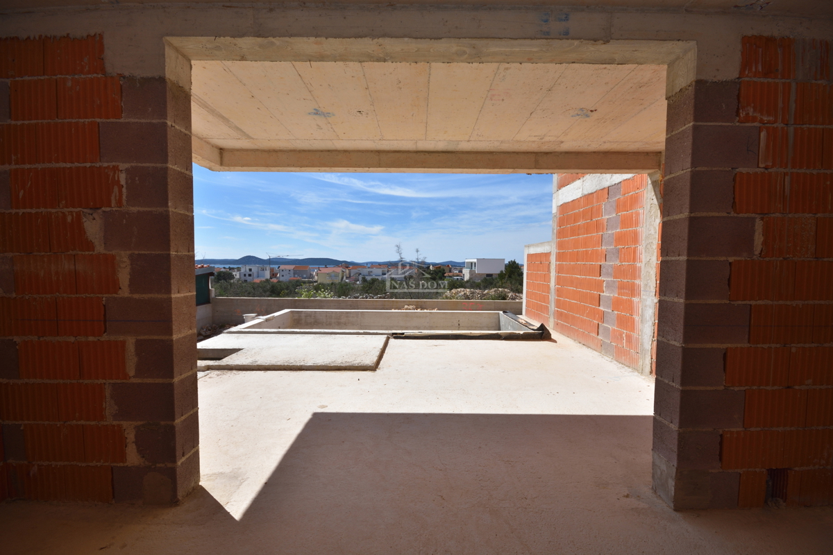 Vodice - Appartamento di lusso su due piani S2 con piscina e giardino, vista mare