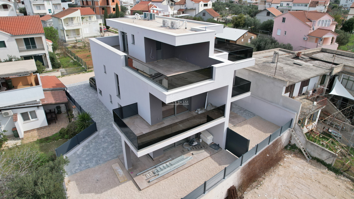 Tribunj - Doppia casa con terrazza sul tetto in ottima posizione, a 400 m dalla spiaggia