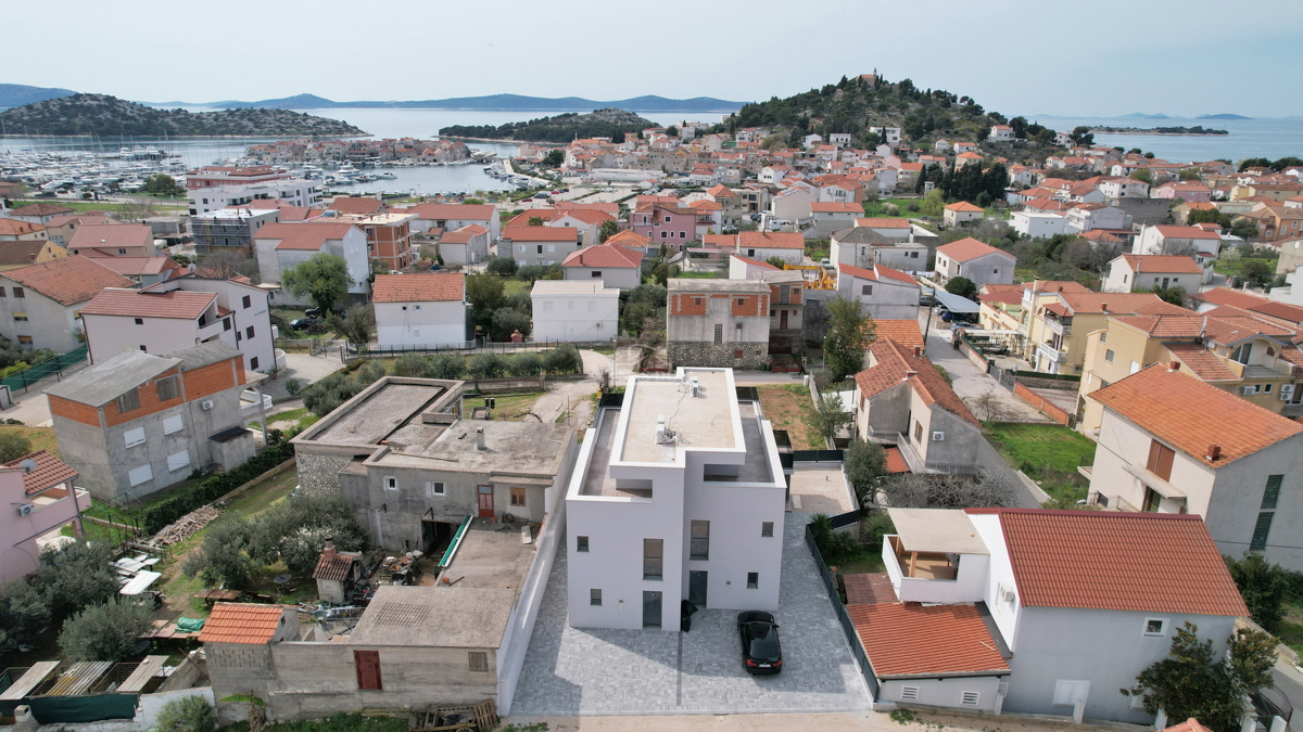 Tribunj - Doppia casa con terrazza sul tetto in ottima posizione, a 400 m dalla spiaggia