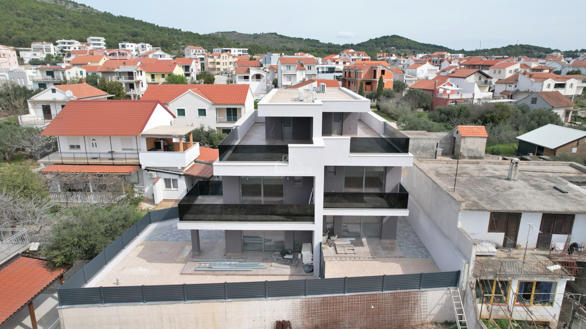 Tribunj - Doppia casa con terrazza sul tetto in ottima posizione, a 400 m dalla spiaggia