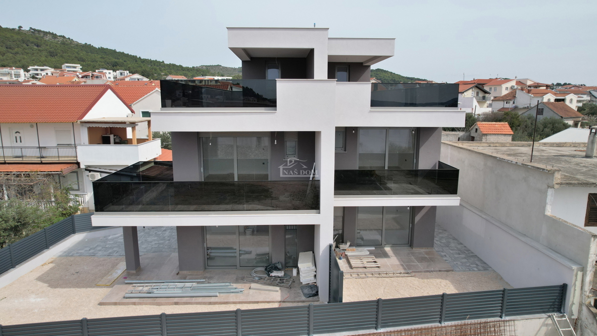 Tribunj - Doppia casa con terrazza sul tetto in ottima posizione, a 400 m dalla spiaggia