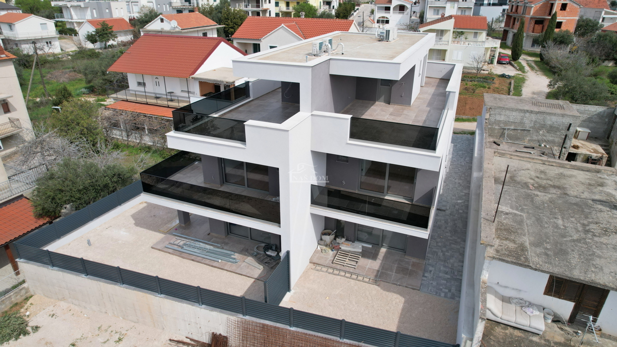 Tribunj - Doppia casa con terrazza sul tetto in ottima posizione, a 400 m dalla spiaggia