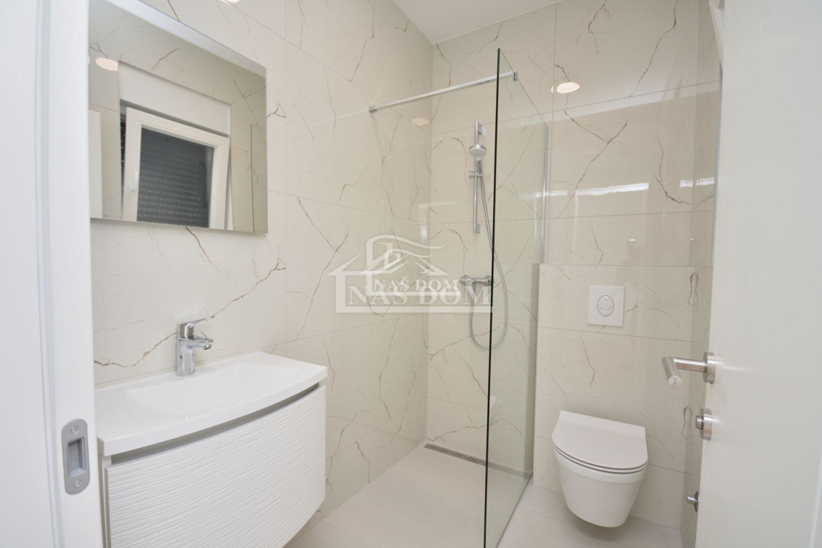 Srima - PRIMO FILO ALLA SPIAGGIA, Appartamento di lusso SJ8, con terrazza panoramica