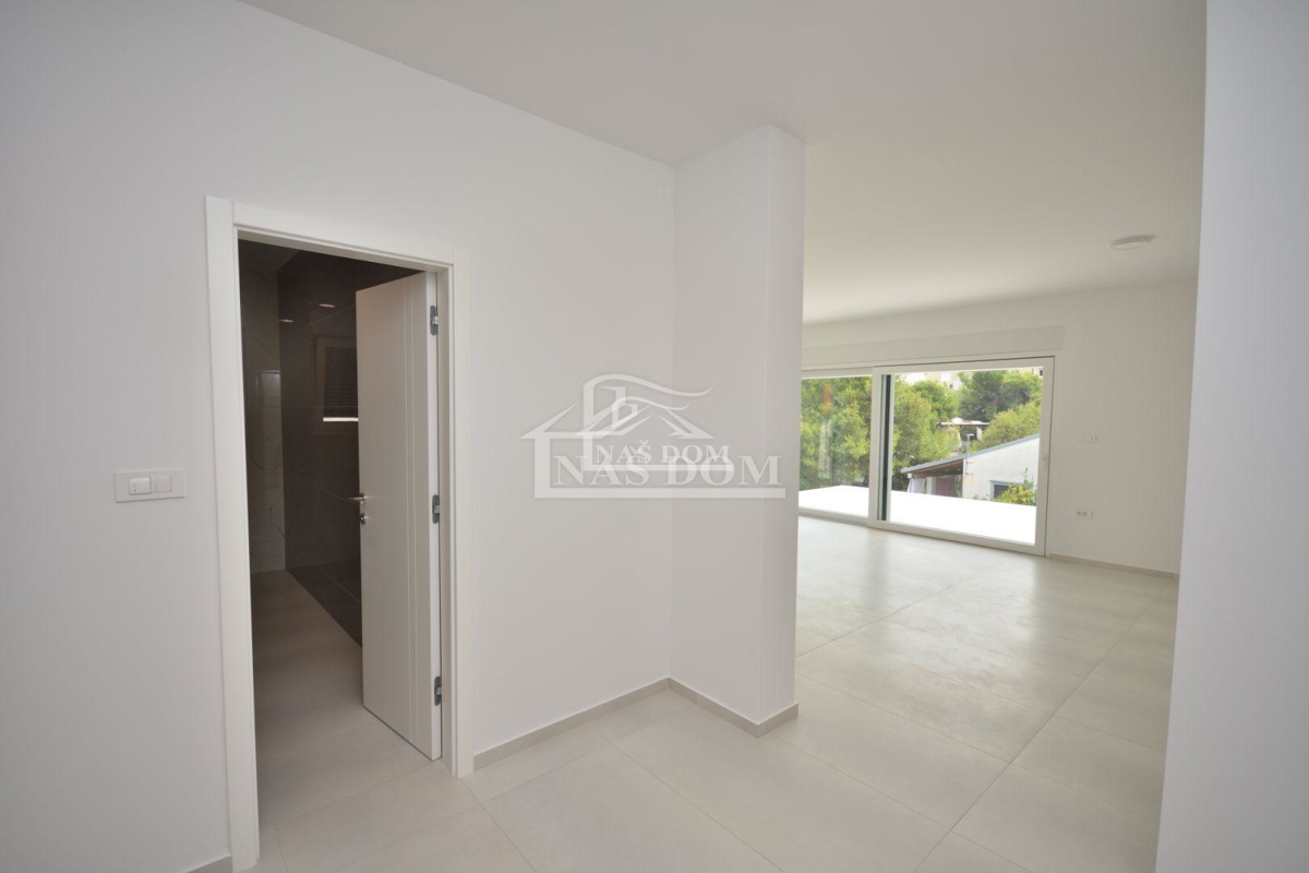 Srima - PRIMO FILO ALLA SPIAGGIA, Appartamento di lusso SJ8, con terrazza panoramica