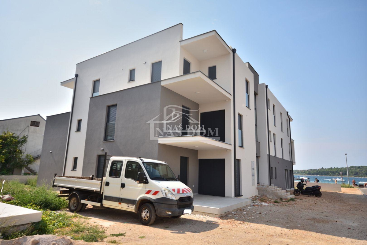 Srima - PRIMO FILO ALLA SPIAGGIA, Appartamento di lusso SJ8, con terrazza panoramica