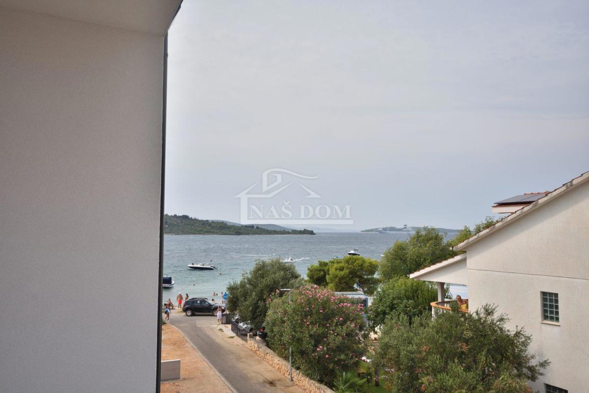 Srima - PRIMO FILO ALLA SPIAGGIA, Appartamento di lusso SJ8, con terrazza panoramica