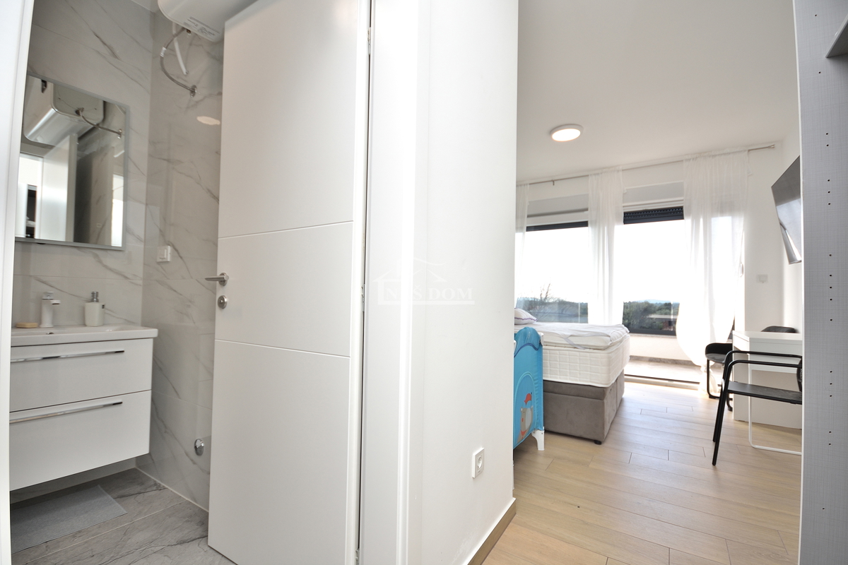 Šibenik, Bogdanovići - duplex con piscina