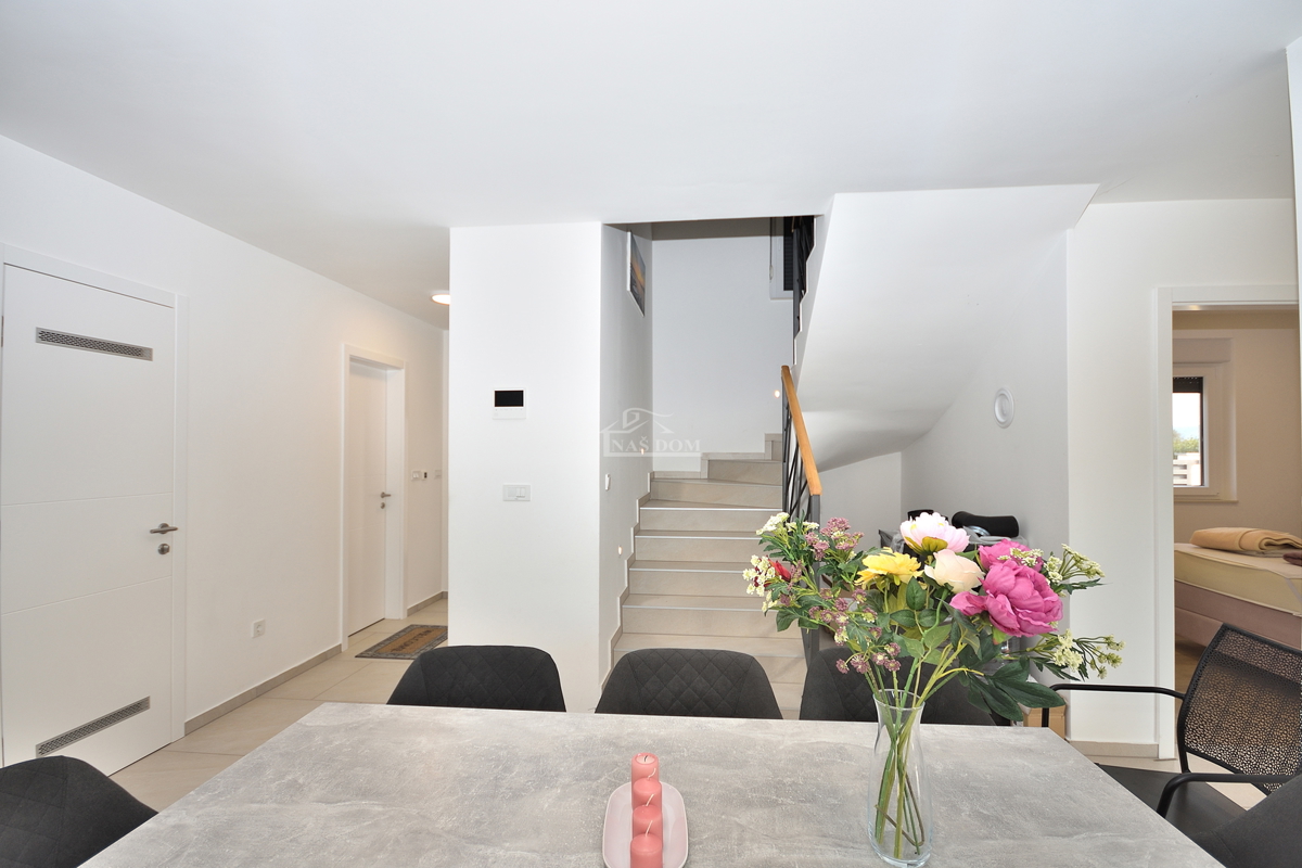 Šibenik, Bogdanovići - duplex con piscina