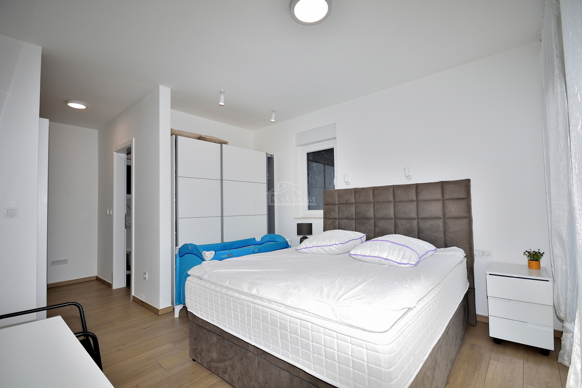 Šibenik, Bogdanovići - duplex con piscina