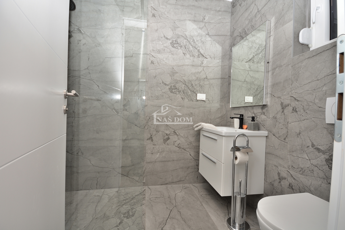 Šibenik, Bogdanovići - duplex con piscina