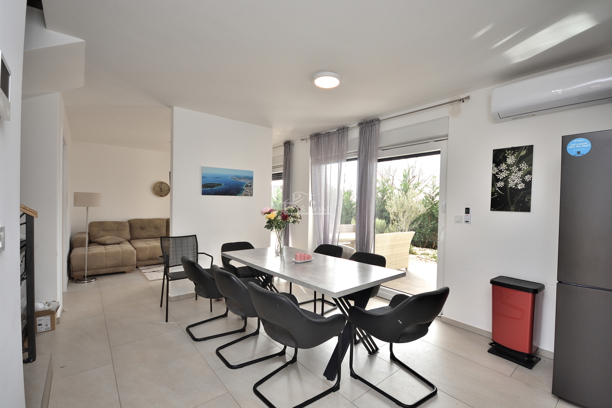 Šibenik, Bogdanovići - duplex con piscina