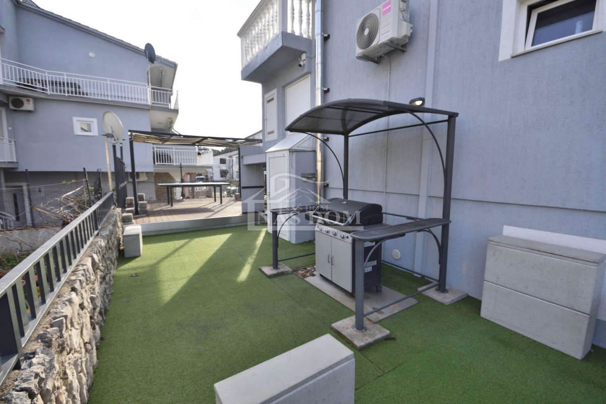 Vodice - Due case con piscina, a 400m dalla spiaggia