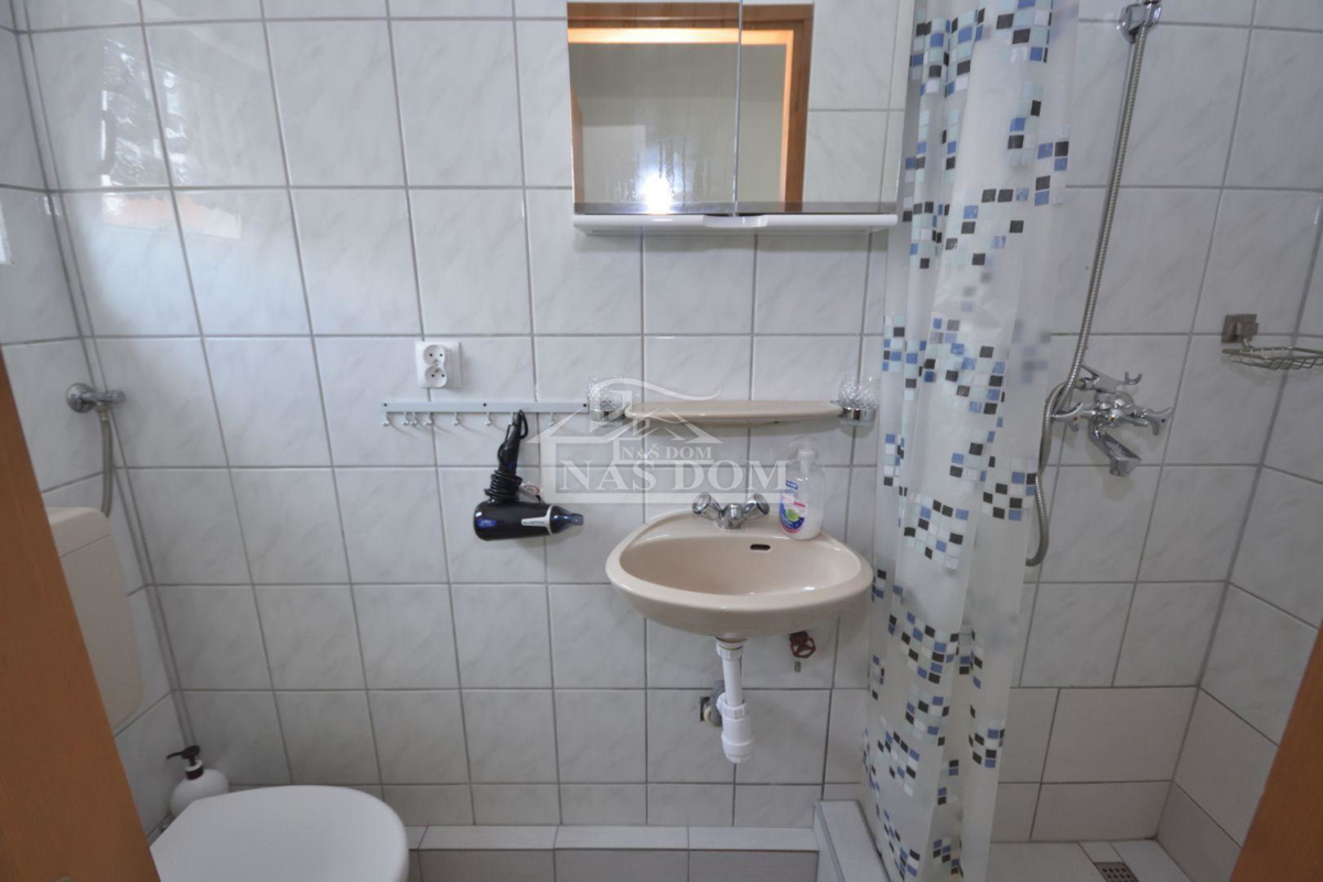 Vodice - Due case con piscina, a 400m dalla spiaggia