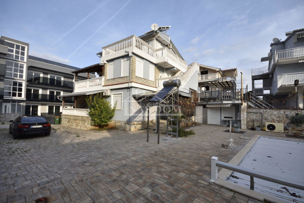 Vodice - Due case con piscina, a 400m dalla spiaggia