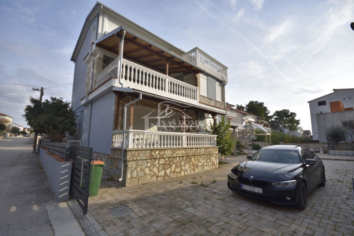 Vodice - Due case con piscina, a 400m dalla spiaggia