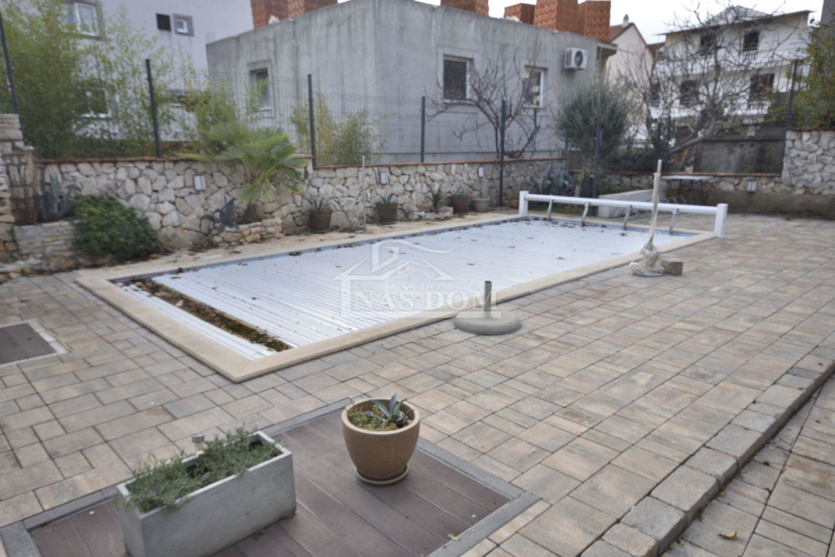 Vodice - Due case con piscina, a 400m dalla spiaggia