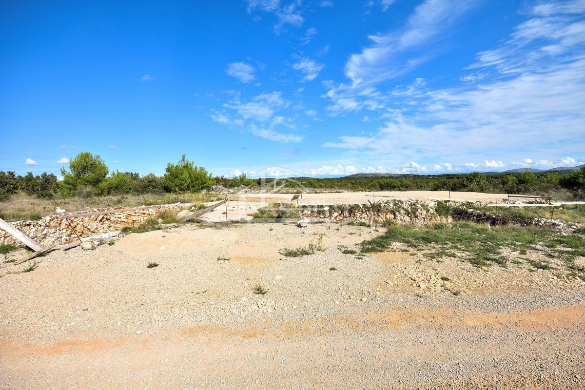 Vodice - terreno con permesso di costruzione, 1100 m dalla spiaggia