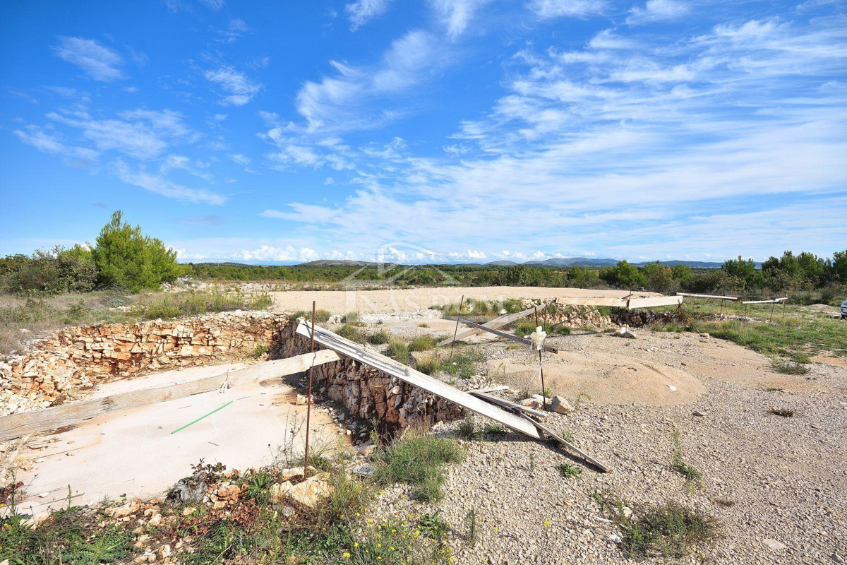 Vodice - terreno con permesso di costruzione, 1100 m dalla spiaggia