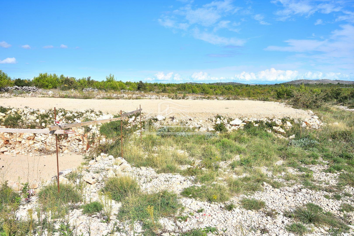 Vodice - terreno con permesso di costruzione, 1100 m dalla spiaggia