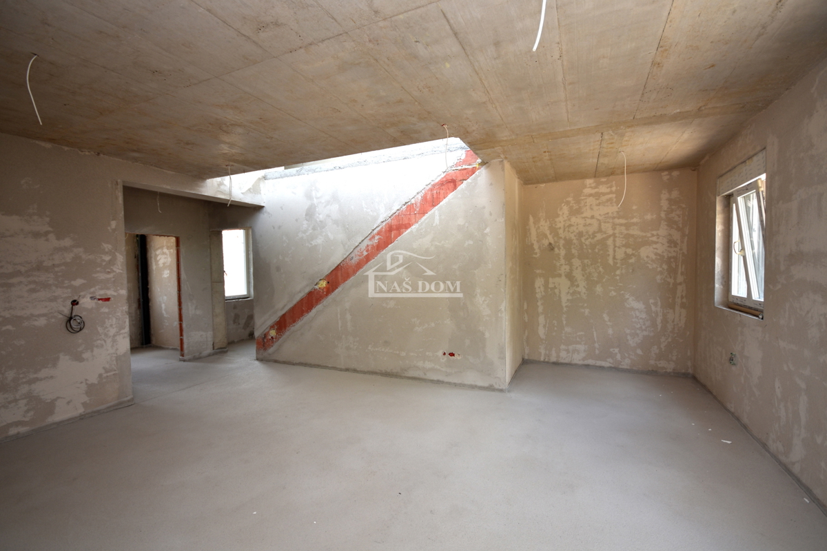 Vodice - **NUOVA COSTRUZIONE** s3 appartamento su due piani con terrazza sul tetto