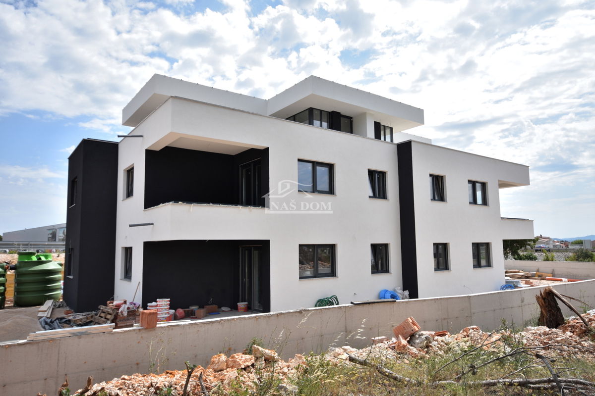 Vodice - **NUOVA COSTRUZIONE** s3 appartamento su due piani con terrazza sul tetto