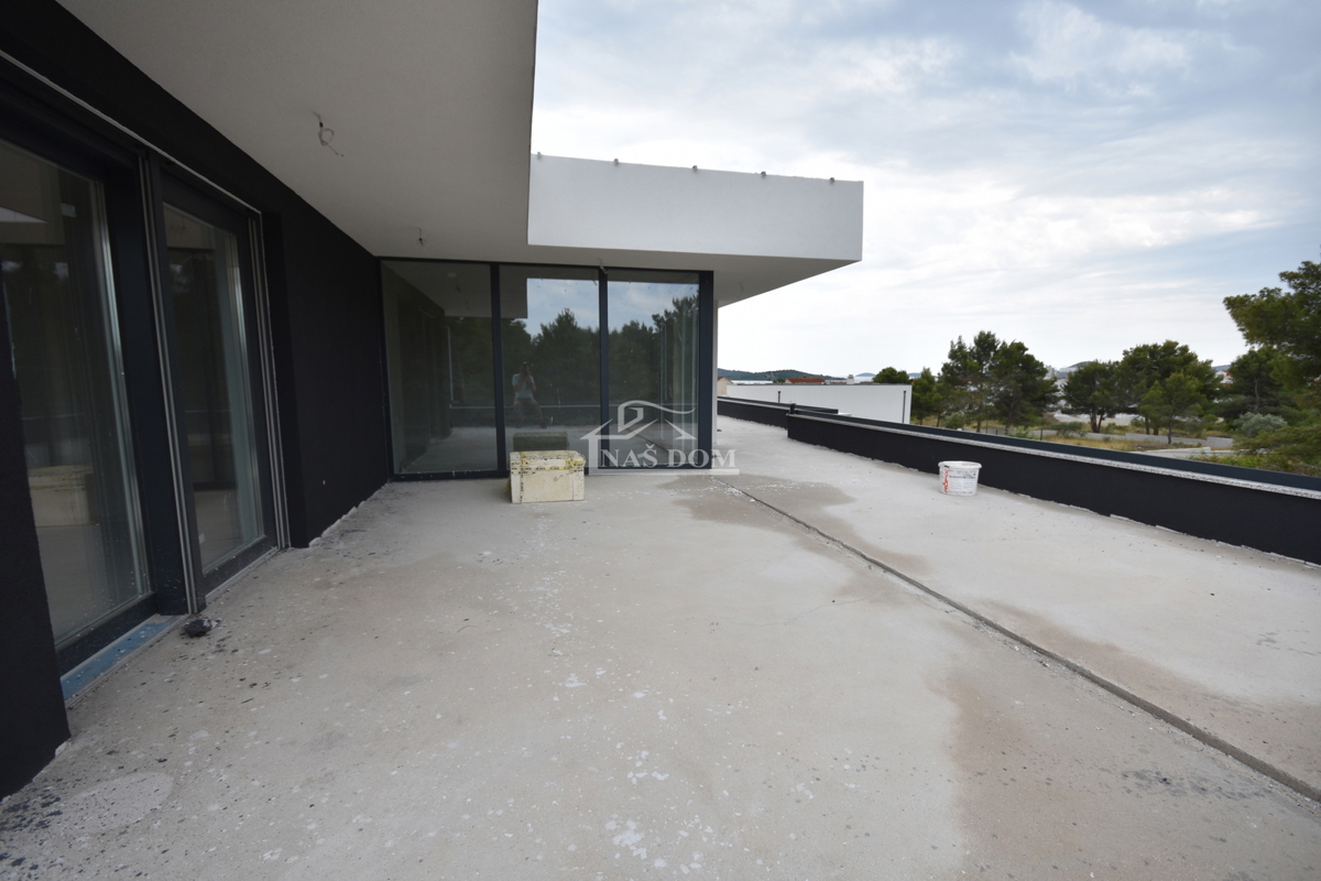 Vodice - **NUOVA COSTRUZIONE** s3 appartamento su due piani con terrazza sul tetto