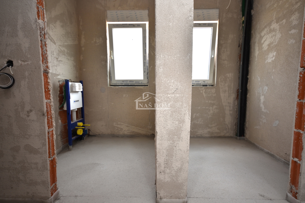 Vodice - **NUOVA COSTRUZIONE** s3 appartamento su due piani con terrazza sul tetto