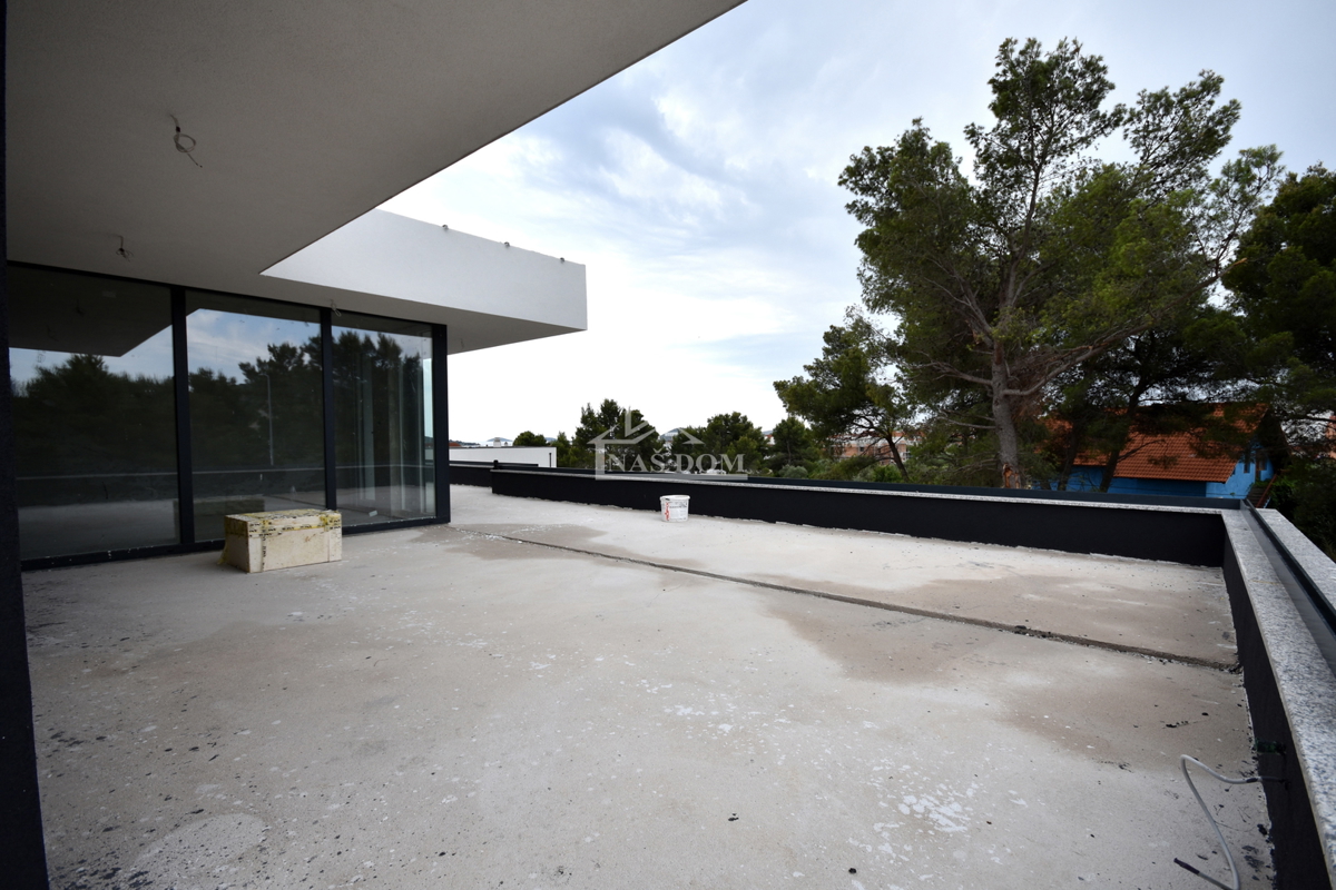 Vodice - **NUOVA COSTRUZIONE** s3 appartamento su due piani con terrazza sul tetto