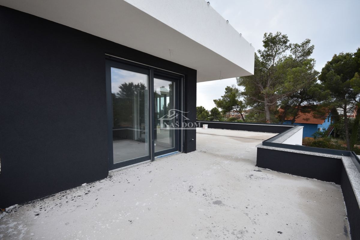 Vodice - **NUOVA COSTRUZIONE** s3 appartamento su due piani con terrazza sul tetto
