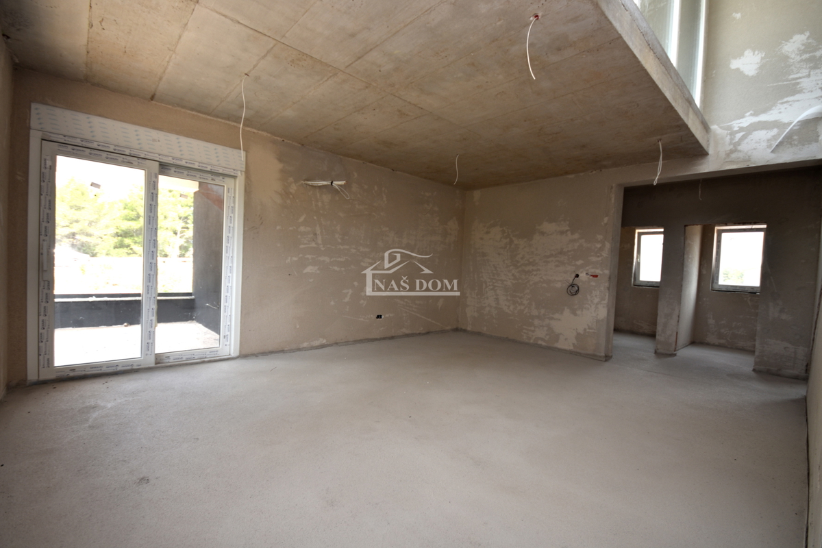 Vodice - **NUOVA COSTRUZIONE** s3 appartamento su due piani con terrazza sul tetto