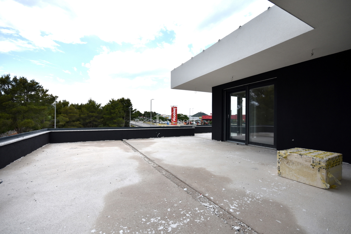 Vodice - **NUOVA COSTRUZIONE** s3 appartamento su due piani con terrazza sul tetto