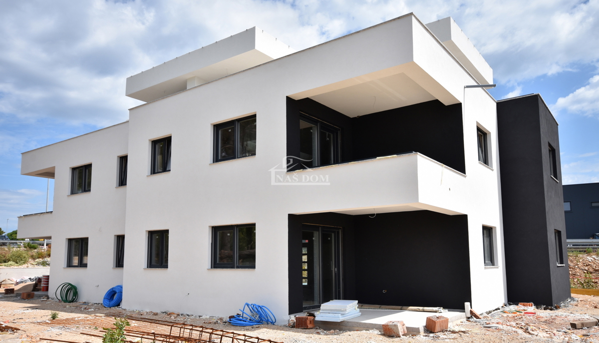 Vodice - **NUOVA COSTRUZIONE** s3 appartamento su due piani con terrazza sul tetto