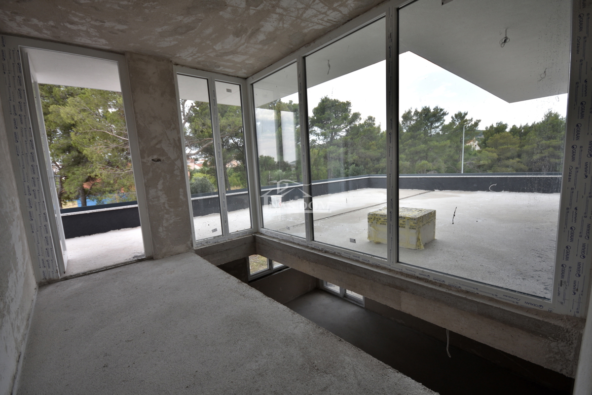 Vodice - **NUOVA COSTRUZIONE** s3 appartamento su due piani con terrazza sul tetto