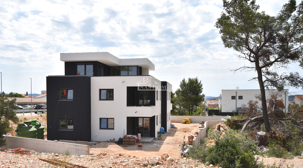 Vodice - **NUOVA COSTRUZIONE** s3 appartamento su due piani con terrazza sul tetto
