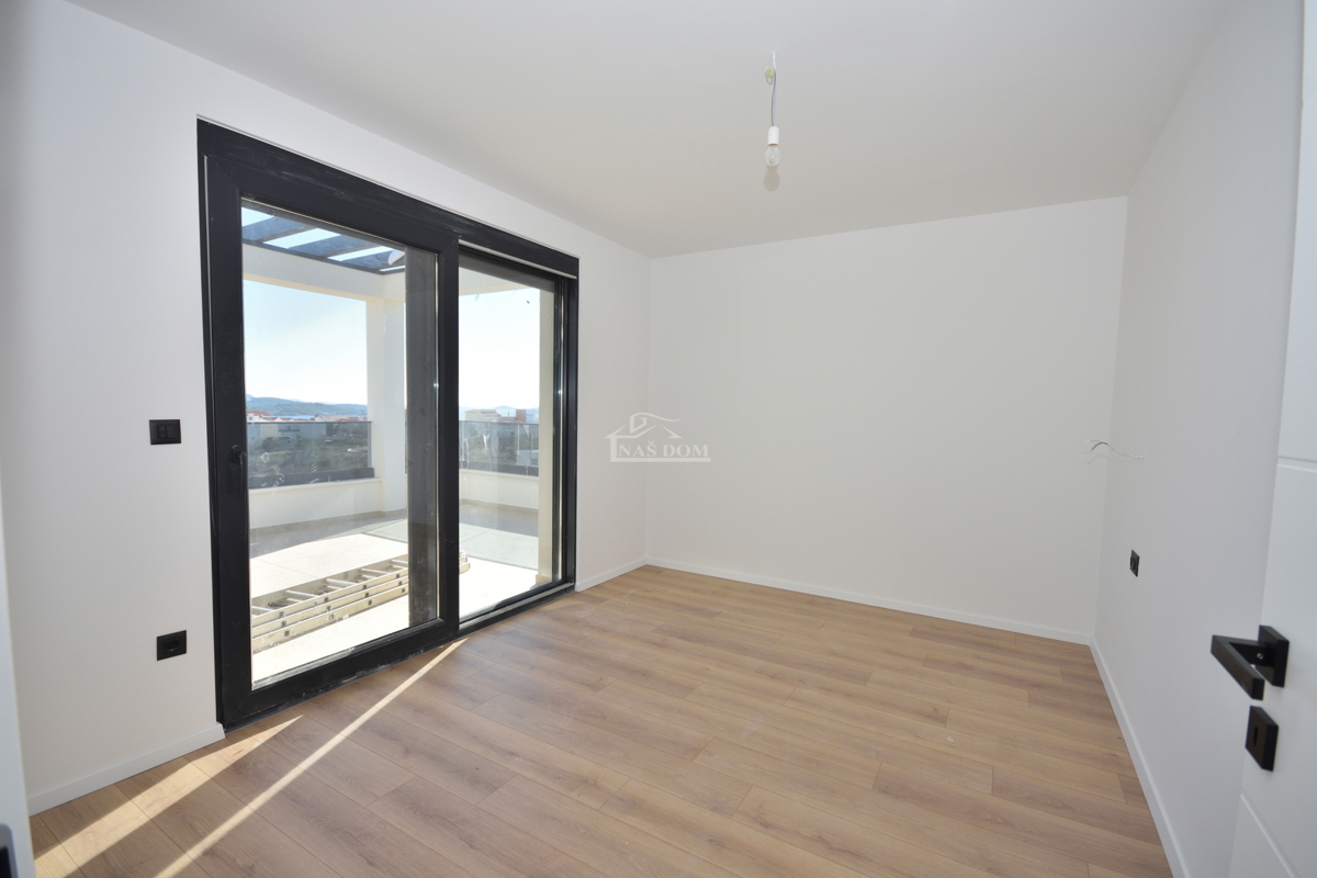 Vodice - Doppia casa S1 con piscina, vista mare