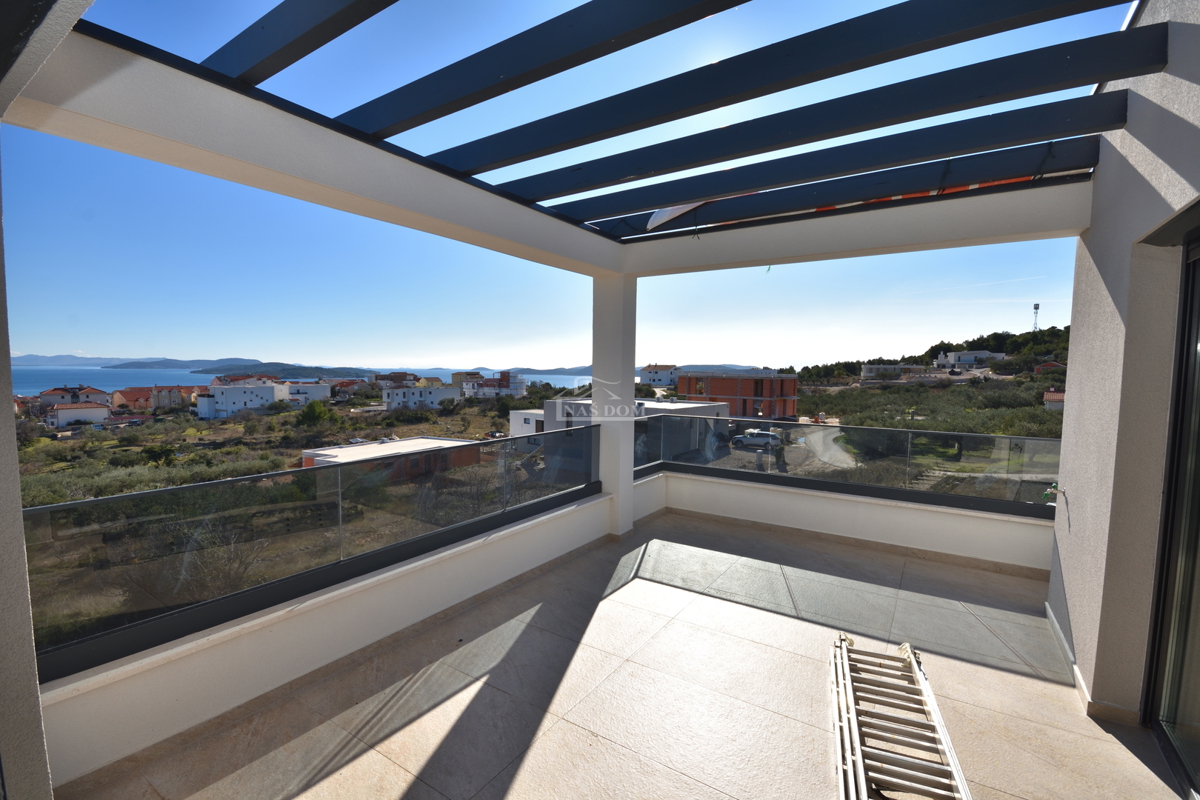 Vodice - Doppia casa S1 con piscina, vista mare