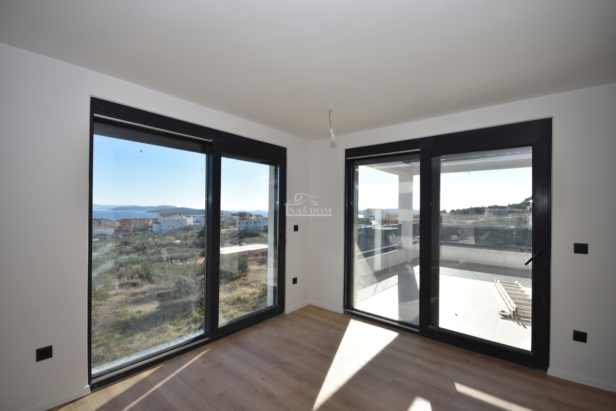 Vodice - Doppia casa S1 con piscina, vista mare