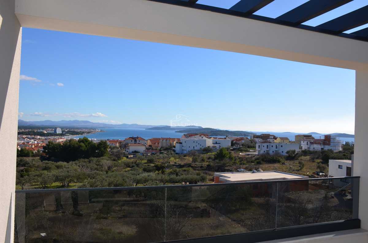 Vodice - Doppia casa S1 con piscina, vista mare