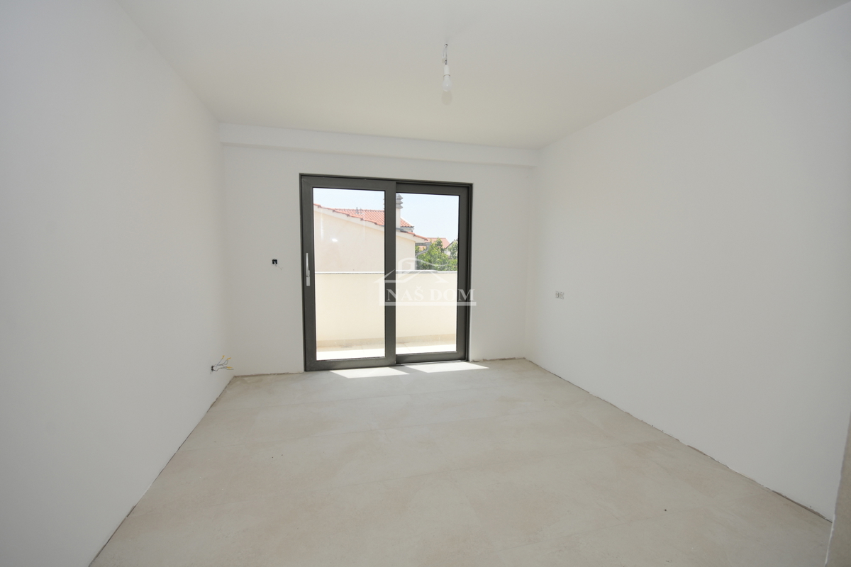 Vodice - Appartamento al primo piano con 3 camere da letto, 700 m dalla spiaggia