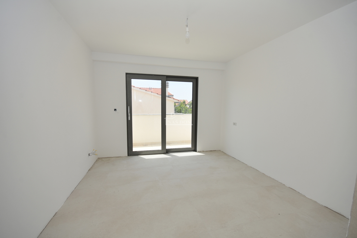 Vodice - Appartamento al primo piano con 3 camere da letto, 700 m dalla spiaggia