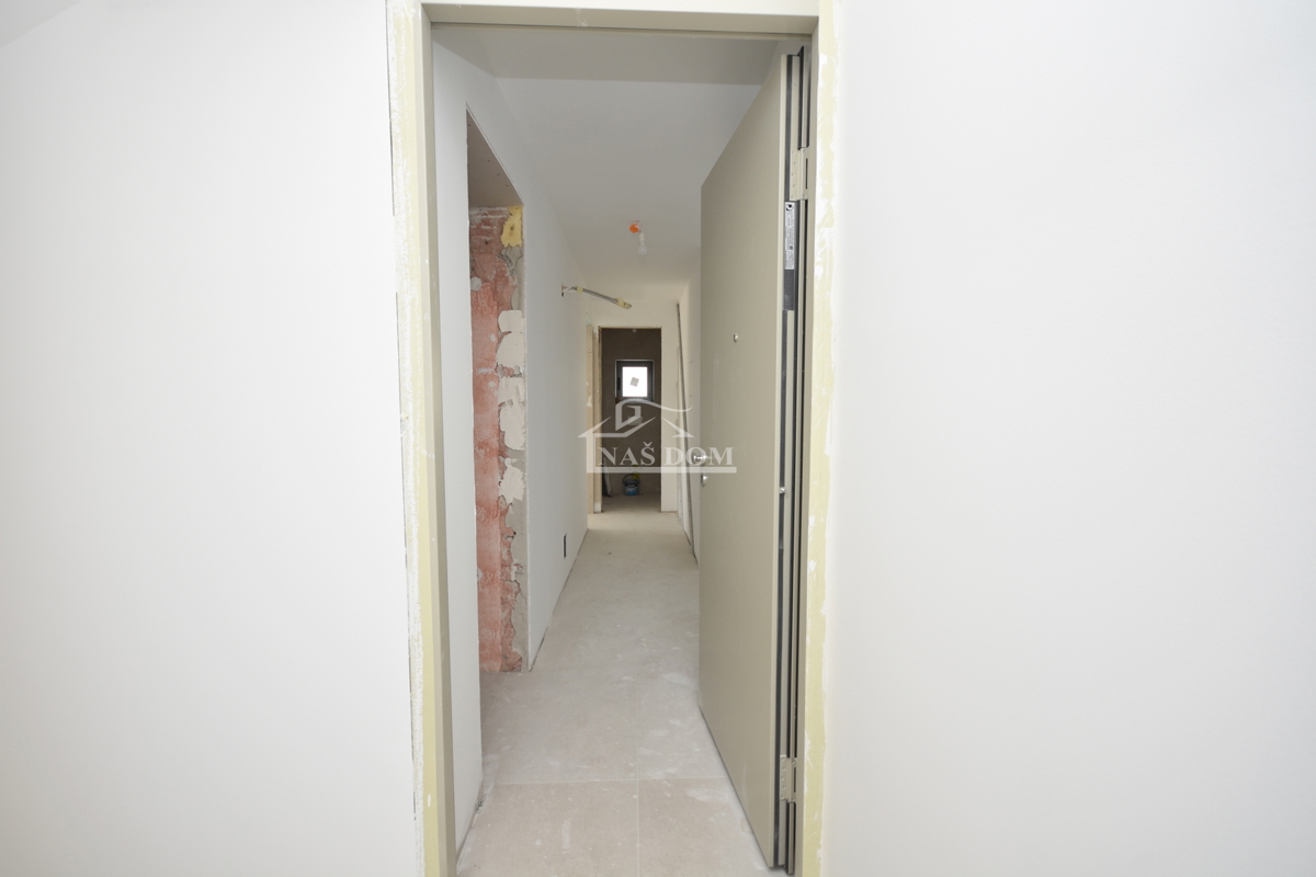 Vodice - Appartamento al primo piano con 3 camere da letto, 700 m dalla spiaggia