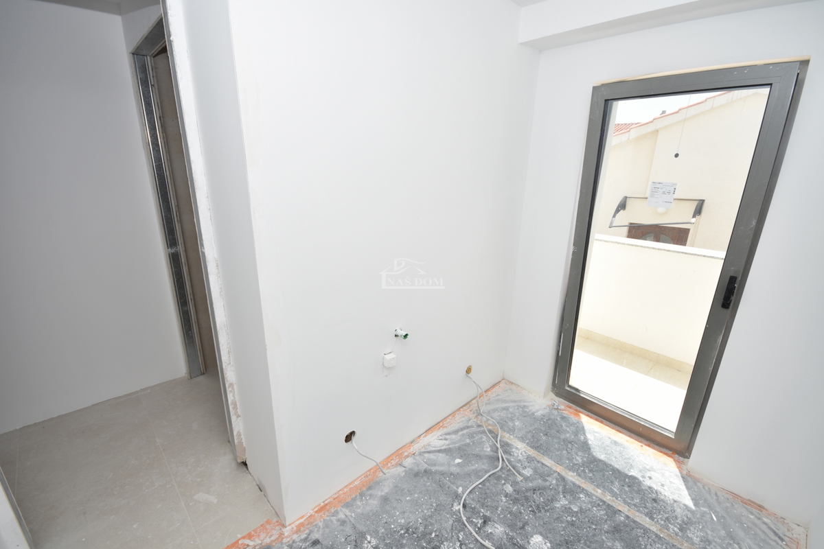 Vodice - Appartamento al primo piano con 3 camere da letto, 700 m dalla spiaggia