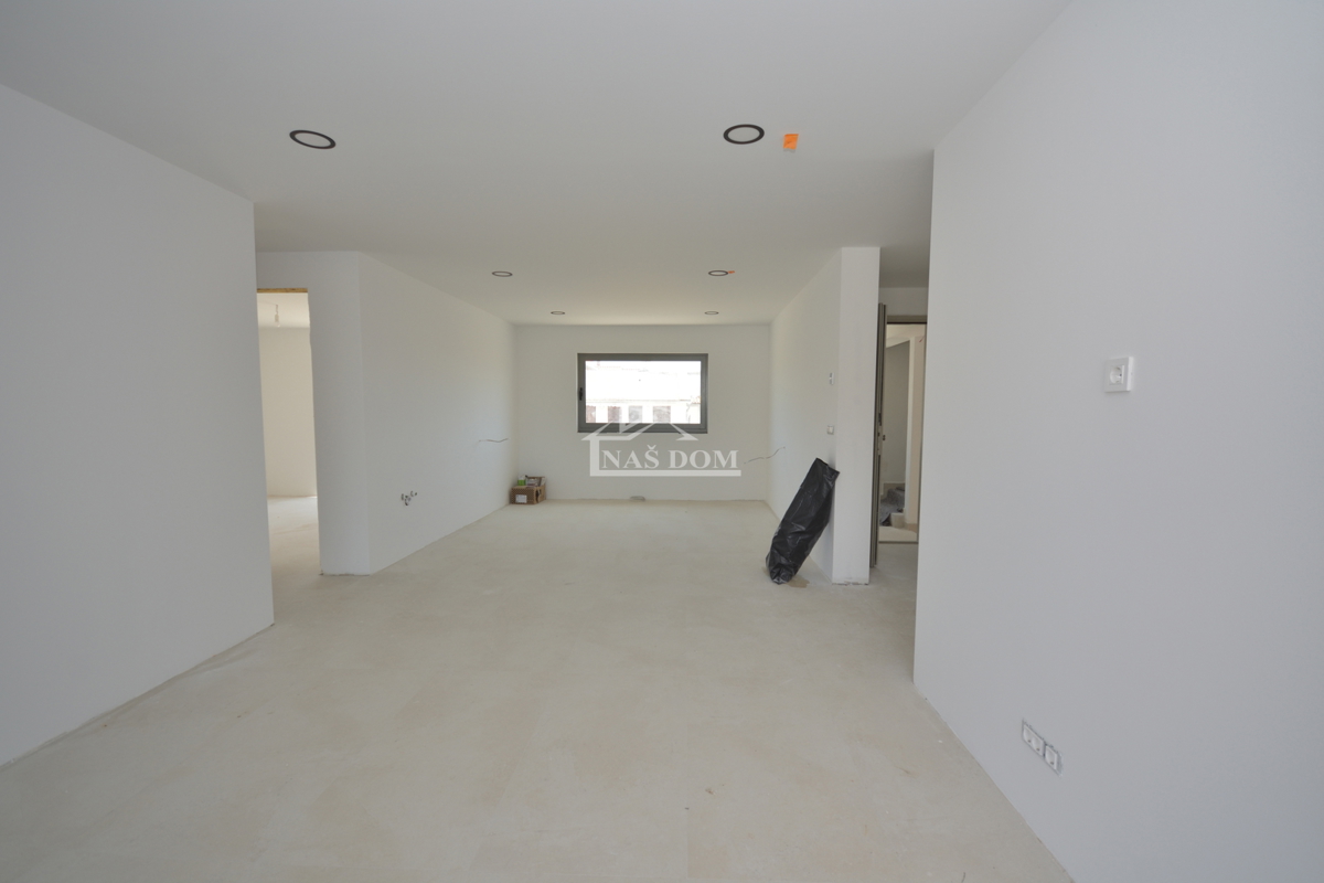 Vodice - Appartamento al primo piano con 3 camere da letto, 700 m dalla spiaggia