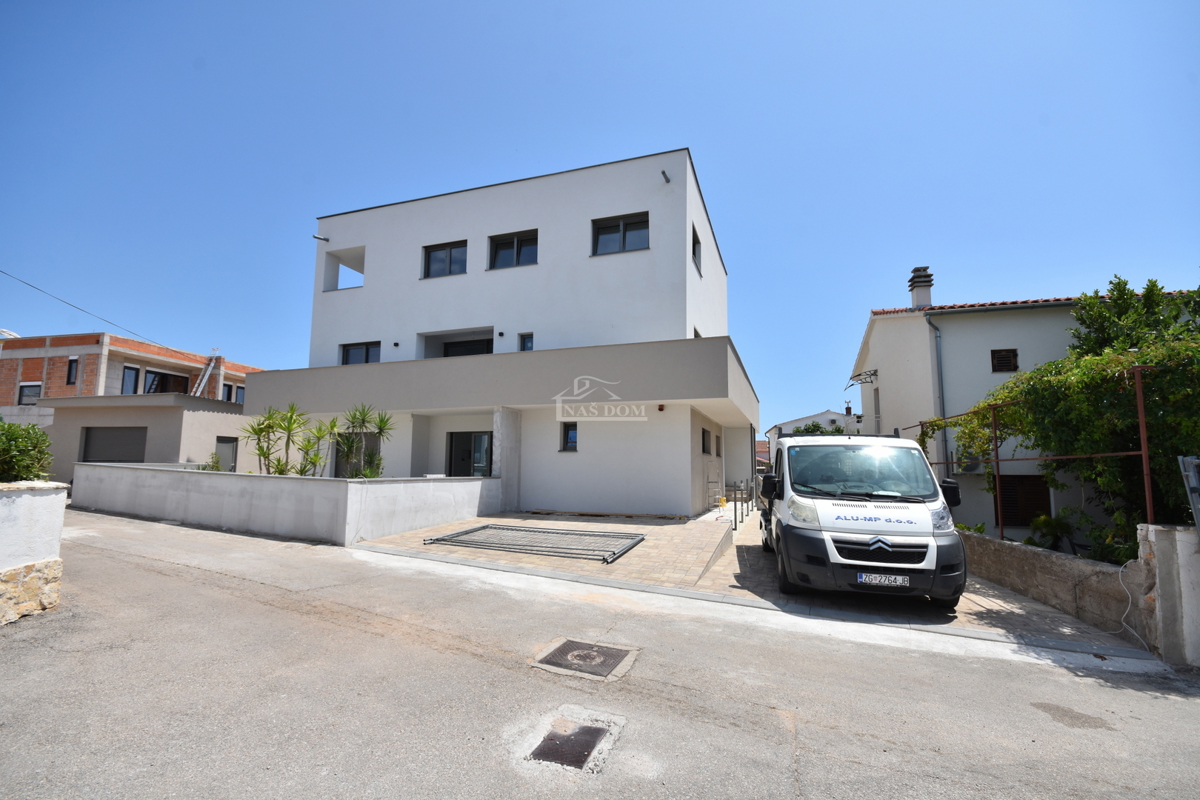 Vodice - Appartamento al primo piano con 3 camere da letto, 700 m dalla spiaggia