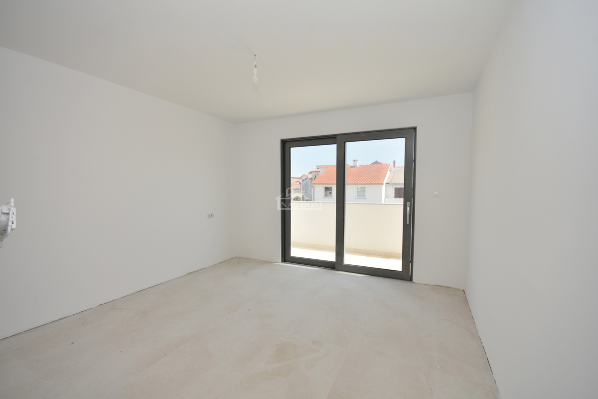 Vodice - Appartamento al primo piano con 3 camere da letto, 700 m dalla spiaggia